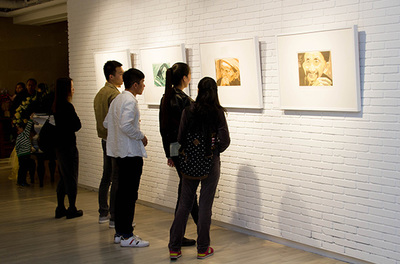 王華祥版畫展亮相愛慕美術館 回溯版畫之路，呈現藝術探索